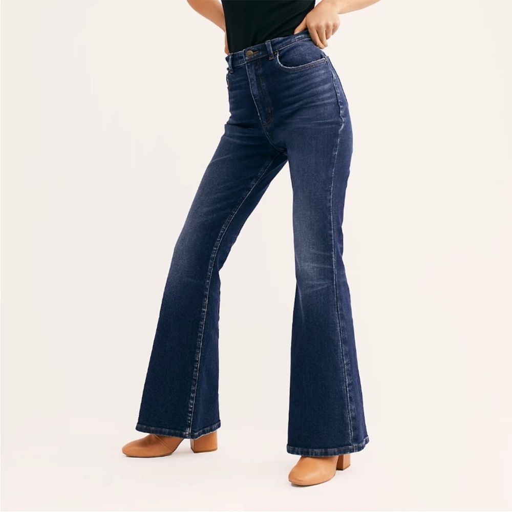 NWT Lee x Free People Vegas Blue Dark Wash Vintage Modern High Rise Flare 28